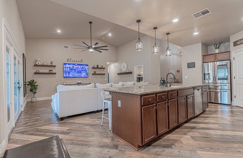 Tulare House | 12-Bed home w/Pool&Hot tub near Sequoia National Park