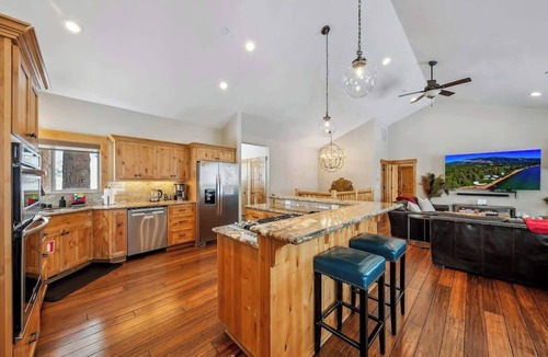 Pioneer Trail Cabin | 13 Beds, Hot Tub, Pool Table, Dog Friendly