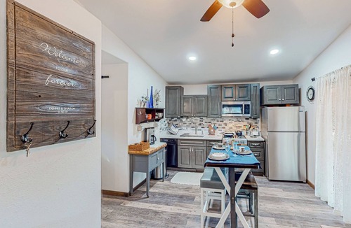 Mono Vista House | 1BR Dog-Friendly Lakefront Cabin w/Canoes