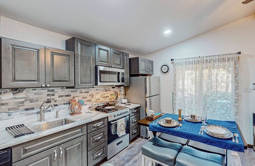 Mono Vista House | 1BR Dog-Friendly Lakefront Cabin w/Canoes