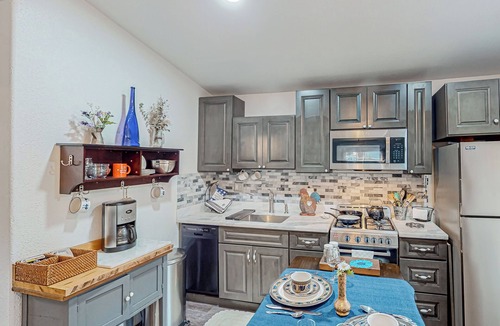 Mono Vista House | 1BR Dog-Friendly Lakefront Cabin w/Canoes
