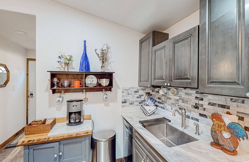 Mono Vista House | 1BR Dog-Friendly Lakefront Cabin w/Canoes