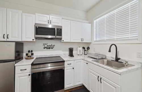 Oxnard House | 1BR Guest House | Poolside Dining | Near Beaches