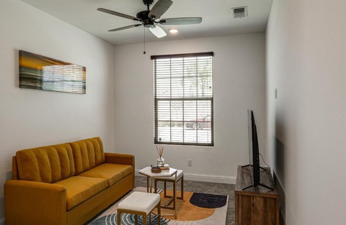 Greenacres House | 1BR Guest House with Private Entrance and Laundry