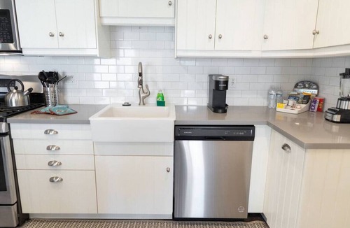 Grandview House | 1BR *HOUSE* in GLENDALE with PRIVATE FENCED YARD (p55)