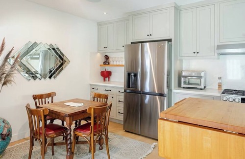 Los Angeles House | 1BR Spanish Bungalow/Luxury Vintage Charm & Walkable/EV Charger