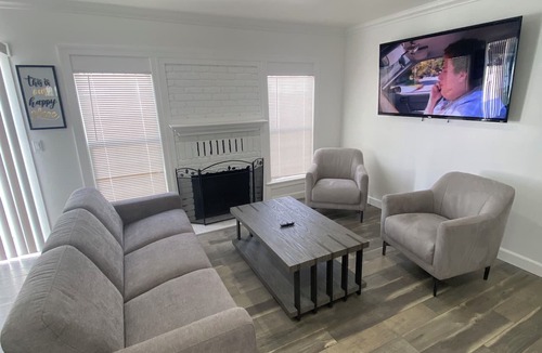 Anaheim Resort House | 2.9 mi-Disney/Ca Adventure 3.2