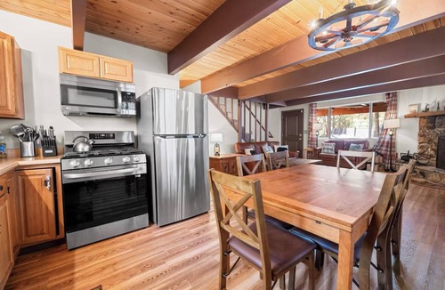 Big Bear Lake House | 2 Bed 1.5 Bath Cabin. Spa, Fireplace, Dogs Welcome