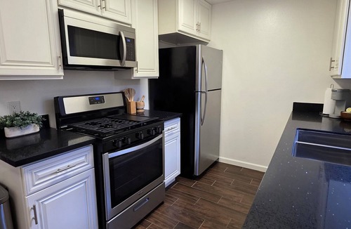 Beverly Hills Apartment | 2 Bedroom + 2 bath apt 5 minutes from Rodeo Dr. Walk to Restaurants and Markets