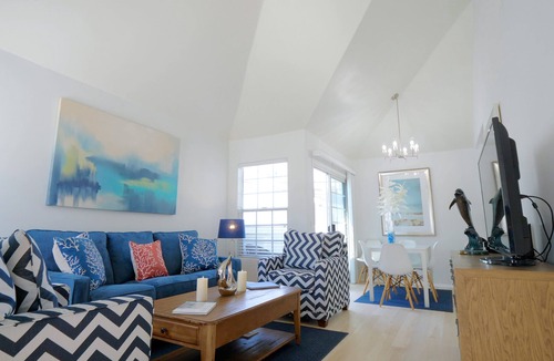 Balboa Island House | 2 Bedroom/2 Bath - AC - 1 Block from the beach. Upstairs/back-unit.