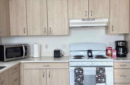 Old San Leandro Apartment | 2-bedroom apartment in peaceful San Leandro with AC, WiFi