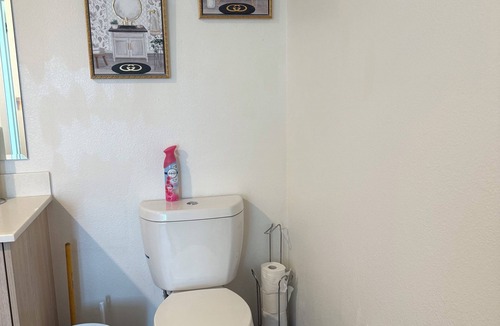 Old San Leandro Apartment | 2-bedroom apartment in peaceful San Leandro with AC, WiFi
