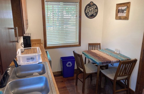 Douglas City Cabin | 2-Bedroom Gold Miners Cabin on Trinity River, Wi-Fi & COLD Air Conditioning.