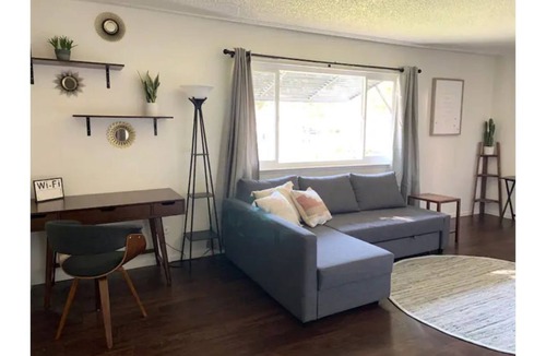 Raisin House | 2 Bedrooms by Fresno Airport