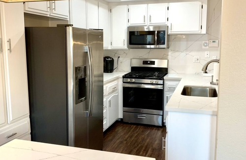Huntington Beach House | 2 BLOCKS TO BEACH, CENTRAL AC, DOGS ALLOWED, WALKING DISTANCE TO PIER, HOT TUB