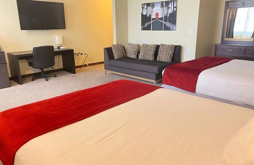 Torrance Hotel | 2 Business-ready Deluxe Double Room near Torrance Hubs and Beaches.