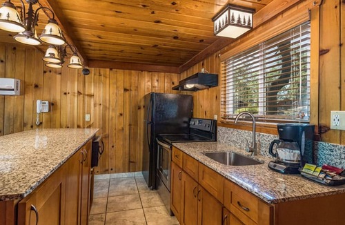 Bass Lake Hotel | 2 Chalets w/King Bed each | Scenic Lake Views & Private Balcony Escape
