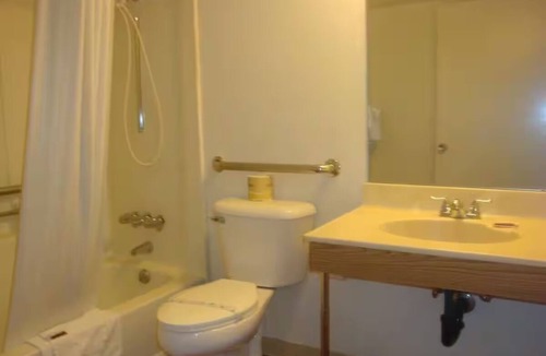 Lake Havasu City Hotel | 2 Charming Rooms Close to Windsor Beach - 3.1 miles away + Free Parking