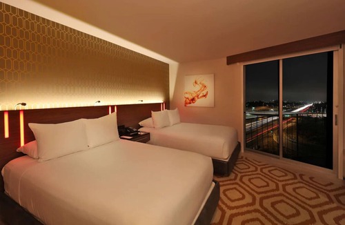 Los Angeles Hotel | 2 Charming Rooms Near LA Attractions – Enjoy Rooftop Dining and Iconic Views