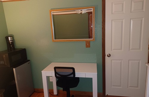 Lodi House | 2 clean rooms and bathroom it sleeps 4