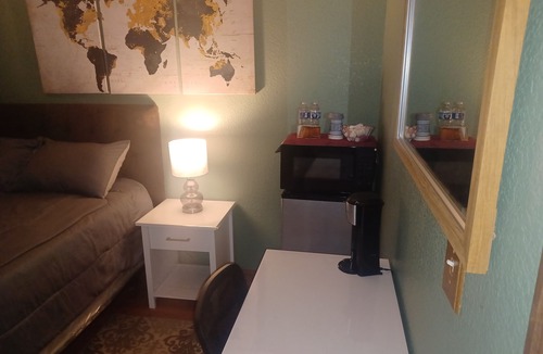 Lodi House | 2 clean rooms and bathroom it sleeps 4