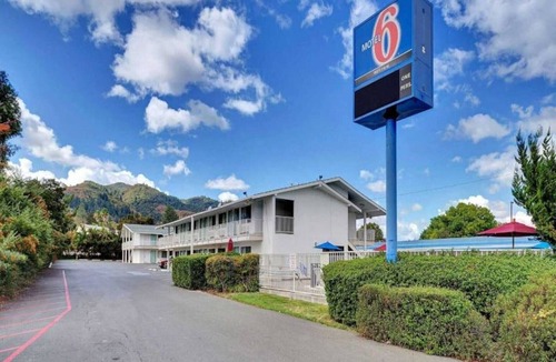 Ukiah Apartment | 2 Full Beds | Mini Fridge
