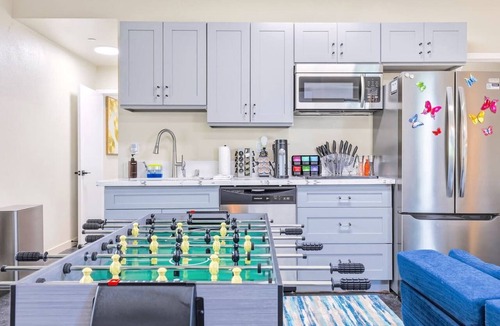 North Hills East House | 2 Homes in 1: Sleeps 29. Family Fun. By Universal