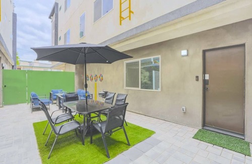 North Hills East House | 2 Homes in 1: Sleeps 29. Family Fun. By Universal