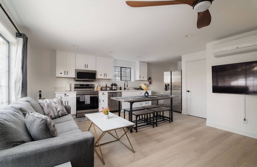 Oakhurst House | 2 Homes Sleeps 26 Sauna Hottub EV Pet Pool Arcade