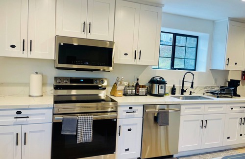 Oakhurst House | 2 Homes Sleeps 26 Sauna Hottub EV Pet Pool Arcade