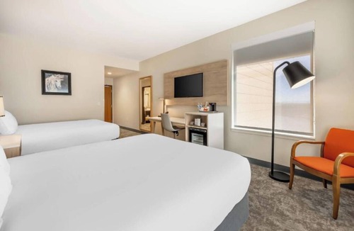 Pendleton Hotel | 2 Inviting Rooms Close to Airport – Escape to a Quiet Peaceful Stay