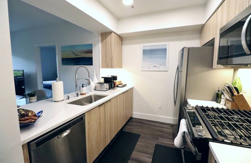 Downtown Apartment | 2 KING BED LUXURY WALK to BEACH, PIER & PROMENADE