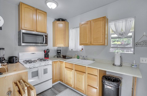 Atascadero Cottage | 2 Mi to Dtwn Atascadero! Cozy Cottage w/Yard