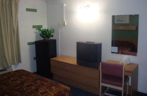 Lake Havasu City Hotel | 2 Peaceful Rooms w/Free Parking + Relaxing Stay Perfect for a Weekend Escape