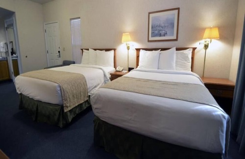 Fresno Hotel | 2 Queen Bed Suite Room