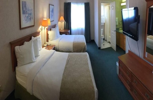 Fresno Hotel | 2 Queen Bed Suite Room