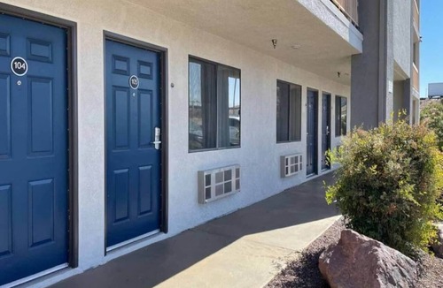 Barstow Apartment | 2 Queen Beds|Non-Smoking,Micfridge
