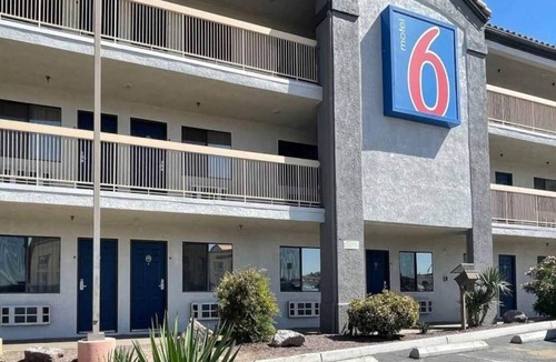 Barstow Apartment | 2 Queen Beds|Non-Smoking,Micfridge