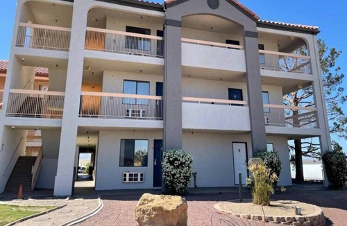 Barstow Apartment | 2 Queen Beds|Non-Smoking,Micfridge