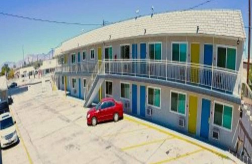 Ridgecrest Apartment | 2 Queen Beds|Non-Smoking
