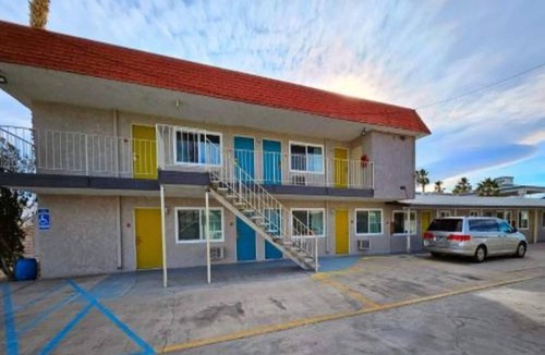 Ridgecrest Apartment | 2 Queen Beds|Non-Smoking