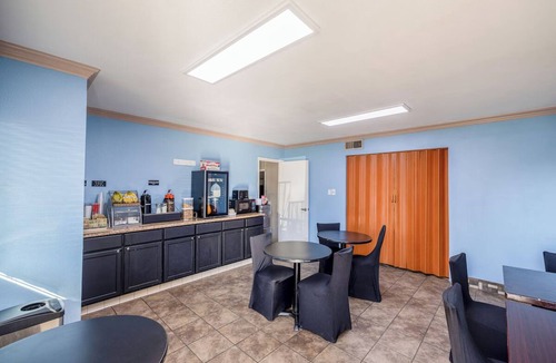 Barstow Hotel | 2 Queen Beds Nostalgic Room Perfect for Couples or Solo Traveler - 3 Rooms