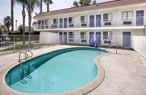 Fresno Apartment | 2 Queen Beds|Smk,Micfridge