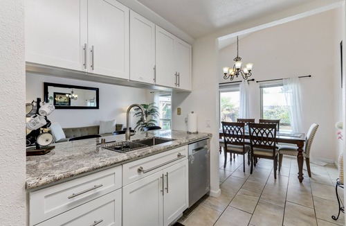 Sacramento House | #2 - Room in a beautiful house with pool