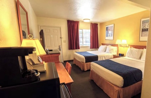 Pendleton Hotel | 2 Rooms - Affordable Accommodations w/Free Breakfast Near Pendleton Woolen Mill