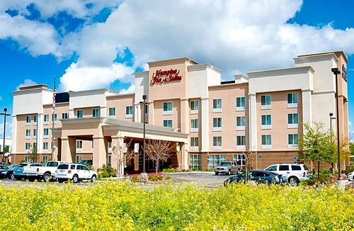 Raisin Hotel | 2-Star Hotel ∙ Hampton Inn & Suites Fresno