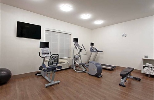 Oakland Hotel | 2-Star Hotel ∙ Holiday Inn Express & Suites Oakland - Airport, an IHG Hotel