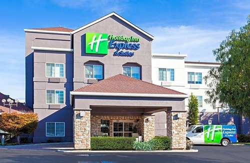 Oakland Hotel | 2-Star Hotel ∙ Holiday Inn Express & Suites Oakland - Airport, an IHG Hotel