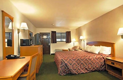 Lemoore Hotel | 2-Star Hotel ∙ Travelodge by Wyndham Lemoore Near Naval Air Station