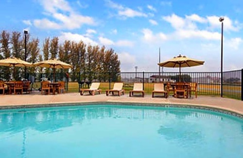 Lemoore Hotel | 2-Star Hotel ∙ Travelodge by Wyndham Lemoore Near Naval Air Station